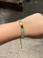 Pulsera Miyuki Dorada de corazones