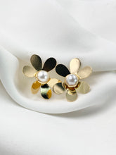 Arete topo flor dorada