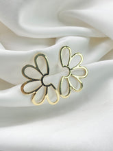 Arete topo pétalos dorados