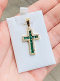 Dije de cruz con circón verde en oro laminado