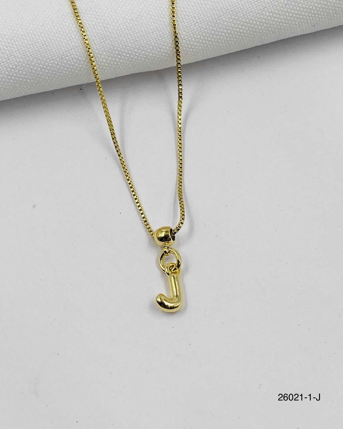 Collar letra J