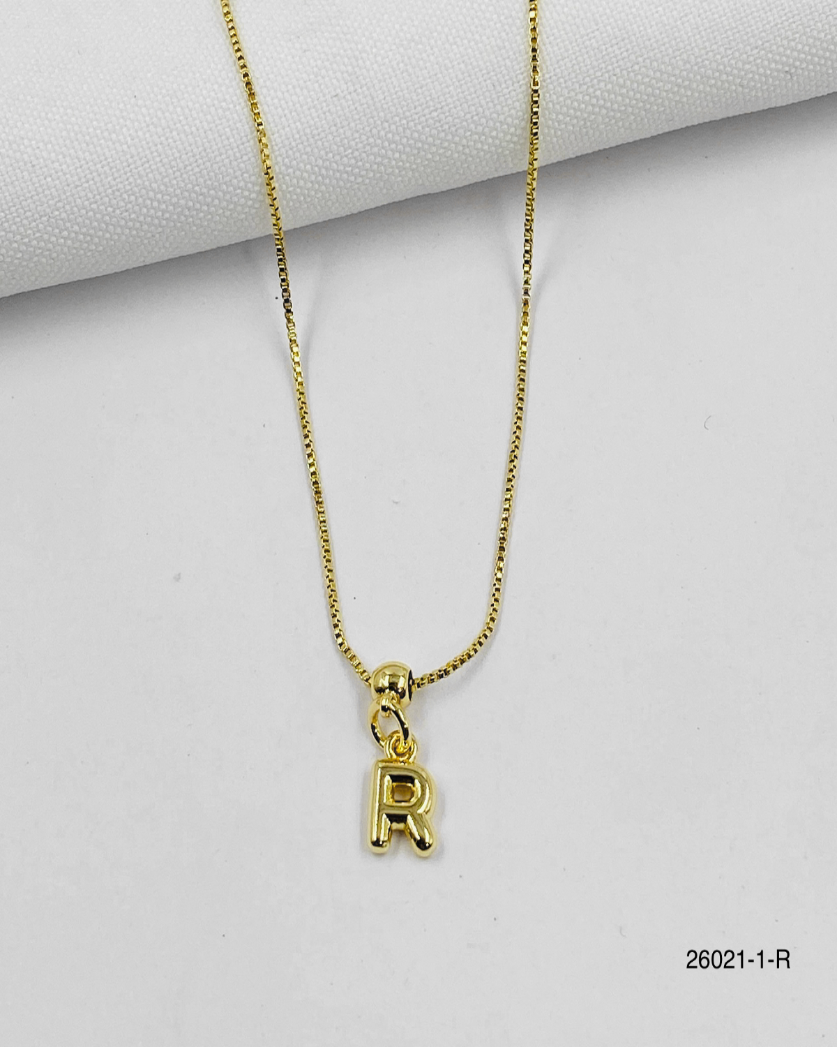 Collar letra R