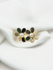 Arete topo flor dorada