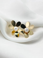 Arete topo flor dorada