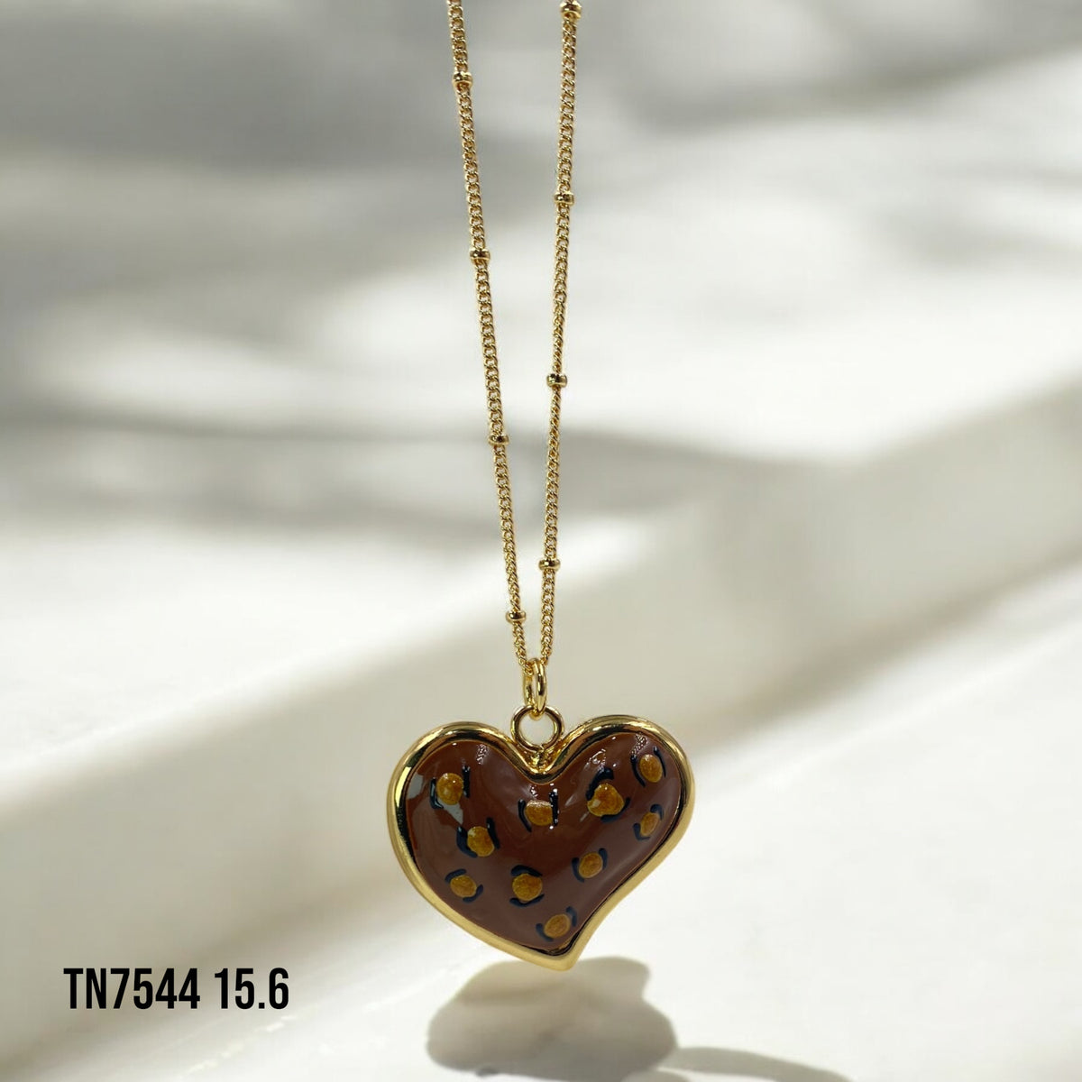 Collar corazón animal print café