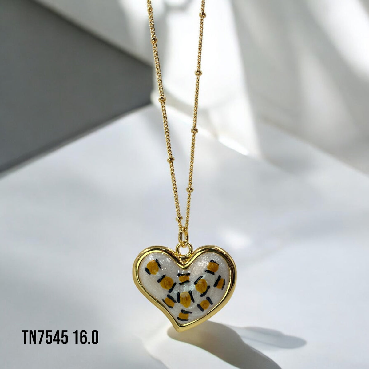 Collar corazón animal print blanco