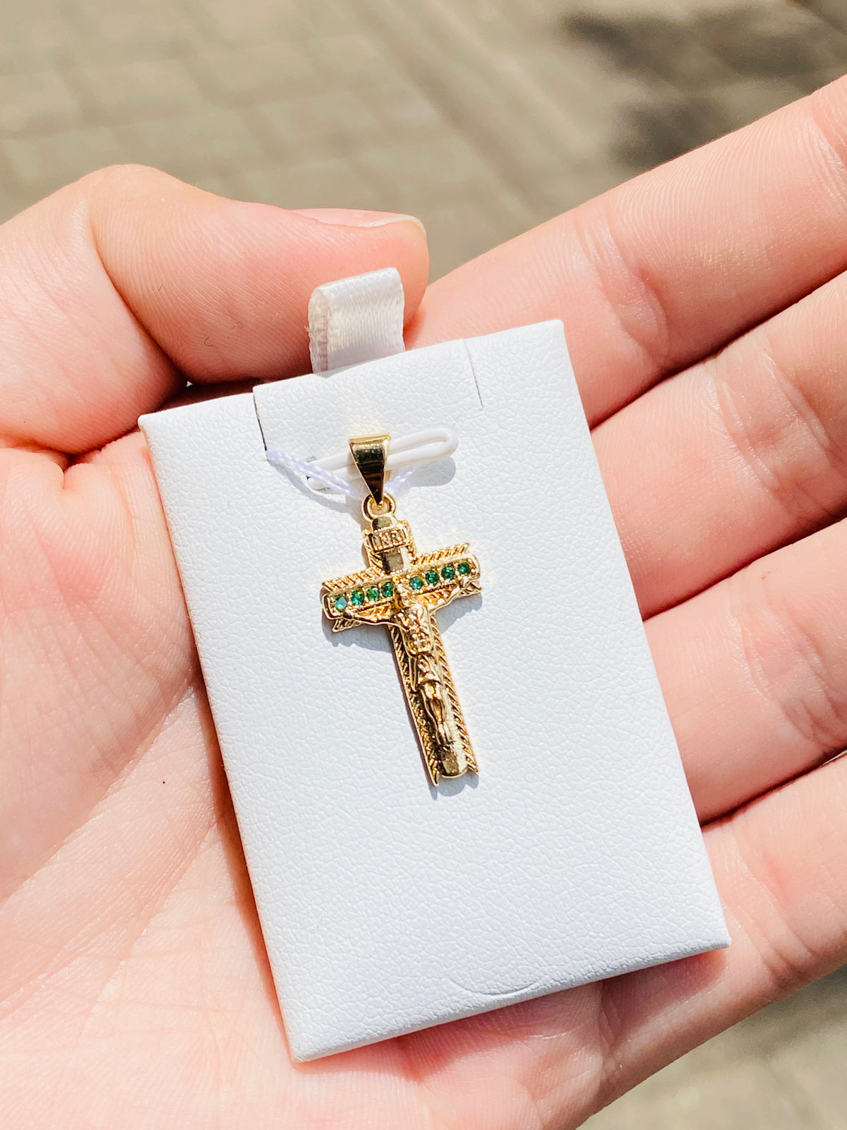 Dije de cristo con circón verde en oro laminado