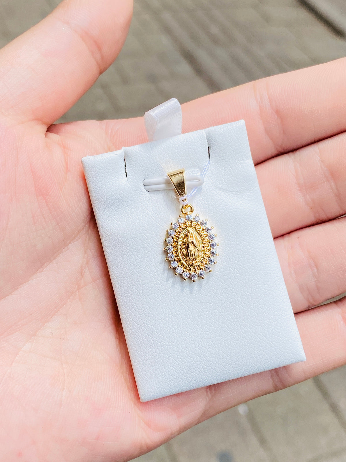 Dije de Virgen de Guadalupe en oro laminado