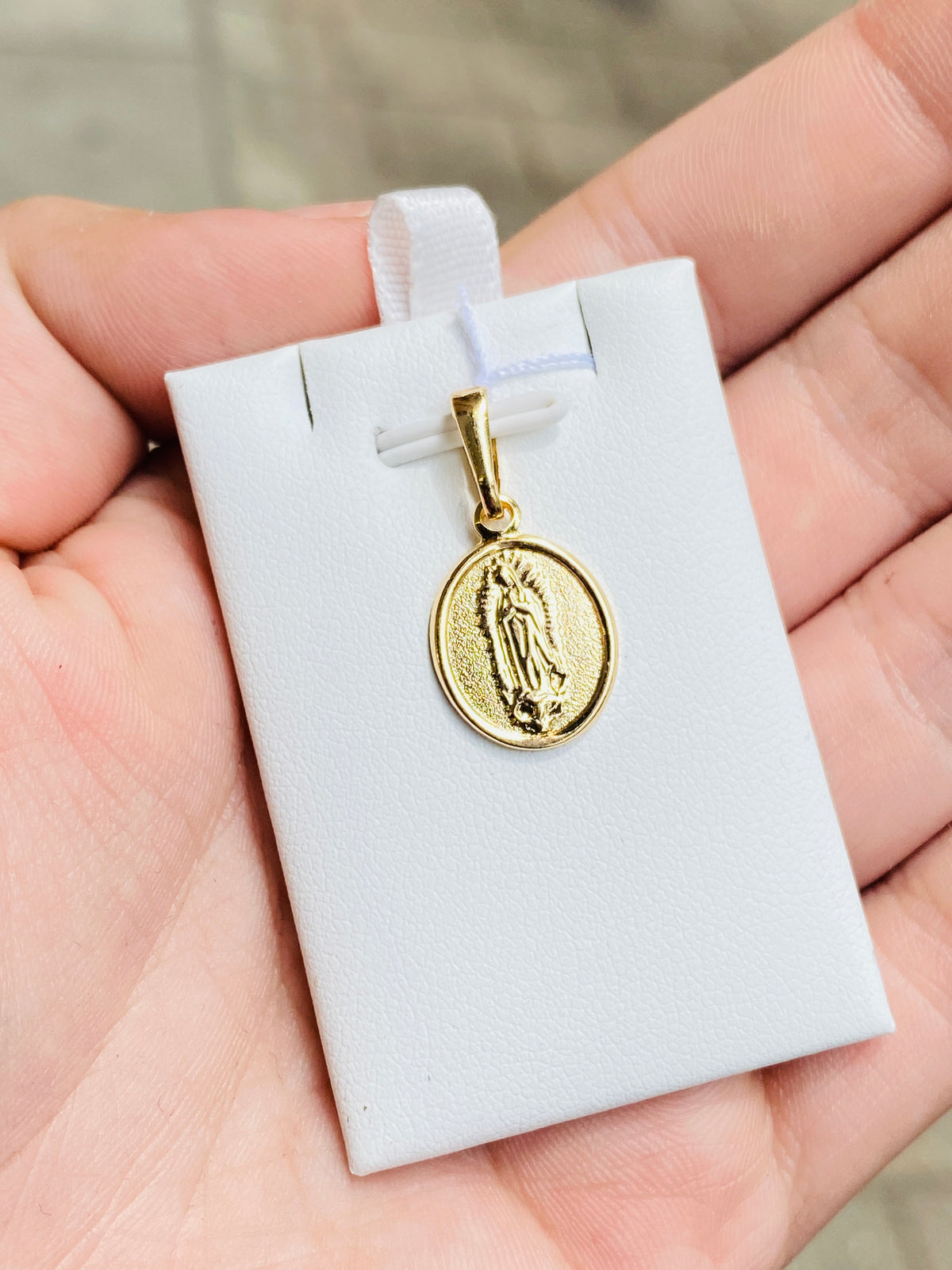 Dije de Virgen de Guadalupe en oro laminado
