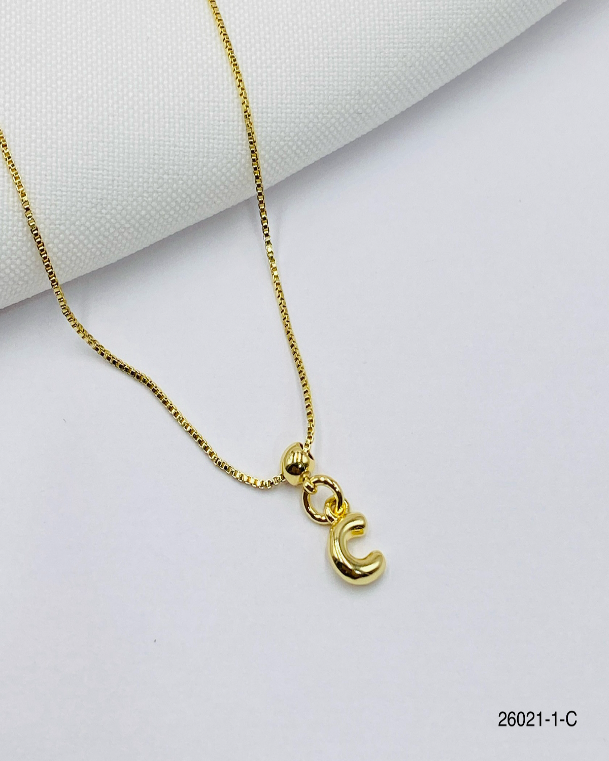 Collar letra C