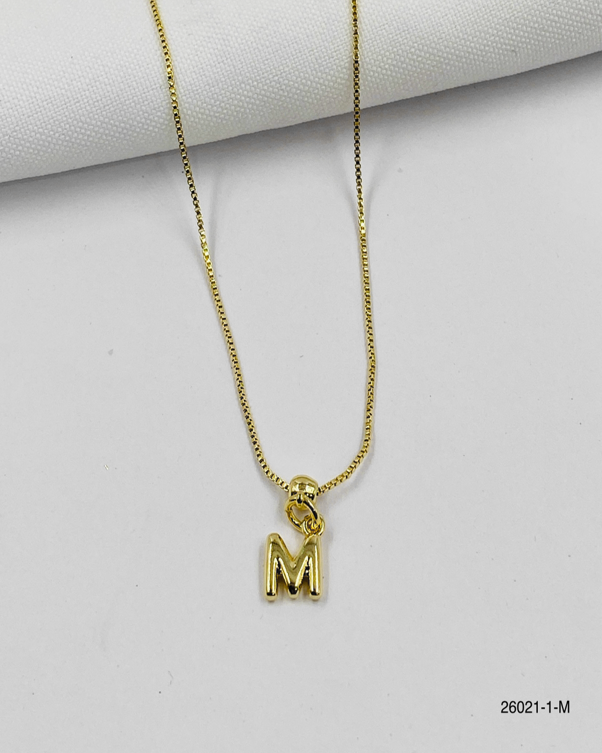 Collar letra M