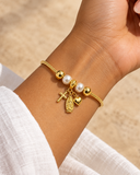 Pulsera Charms Cruz Corazón y Medalla en muñeca