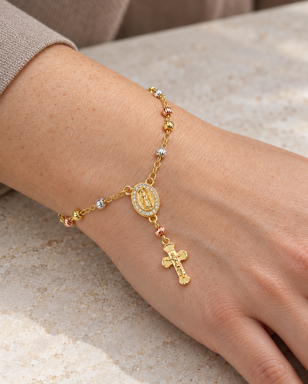 Pulsera Rosario tricolor con crucifijo — Balines 4 mm en muñeca