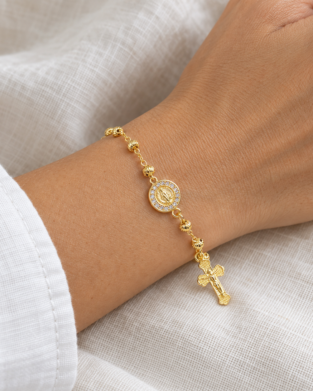 Pulsera Rosario dorado con medalla redonda — Balines 4 mm en muñeca