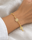 Pulsera Rosario dorado con medalla redonda — Balines 4 mm en muñeca